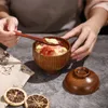 Bols bol en bois en bois servant des petites aliments rizides de soupe miso à la soupe noix