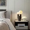テーブルランプポストモダンシンプルな樹脂ブラックリビングルームダブルヘッドランプLED照明白いフロストガラスボールベッドルームアートデスク