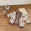 Jackor Spring Autumn Spädbarn Småbarn tröja Cardigan 0-3 år gammal pojke flicka baby kläder lamm jacquard v-hals stickad jacka barnrock