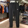 Herrsp￥rar designer sportdr￤kt rund hals tr￶ja dragkammare byxor vinter casual varma m￤n kvinnor kostymer triangel r￶d stripe tracksuit 8978