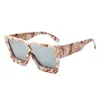 Mode Eyewear Lens Solglasögon med brevdesigner Brand Sun Glasses Women Män unisex resande solglasögon svart grå strand adumbr228w