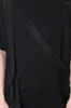 As camisetas de camisetas masculinas estão vagamente conectadas com suspensórios pretos