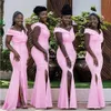 Vestido de dama de honor de sirena rosa larga de los vestidos de boda de mujeres negras de las mujeres del lado del hombro.