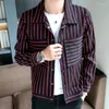 Camisas casuales para hombres 2023 Primavera Luz Chaqueta de lujo Hombres Japonés Versión coreana corta Solapa Camisa de moda a rayas