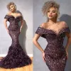 Abiti da sera a sirena glitterata Sheer Jewel Neck Paillettes Feather Long Prom Dress Capped Maniche corte Sweep Train Abito da cerimonia formale 2023