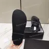 Sandalias de diseñador para mujer Sandalias de cuero de becerro de cristal Zapatillas de plataforma acolchadas Sandalias con botones de metal Chanclas clásicas de playa de verano Cierres de gancho y bucle Zapatilla