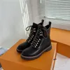 여성 디자이너 23FW Territory 플랫 레인저 부츠 송아지 가죽 및 Shearling Treaded Rubber Outsole Chunky Winter Martin Boot Sneakers with Original Box