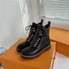 Dam Designer 23FW Territory Flat Ranger Boots Kalvläder och Shearling Treaded Gummi Yttersula Chunky Winter Martin Boot Sneakers Med Original Box