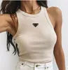 Sıcak Pr-a Yaz Beyaz Kadın T-Shirt Tees Tops Nakış Seksi Omuz Siyah Tank Top Casual Kolsuz Backless Gömlekler Lüks Tasarımcı Düz Renk Yelek