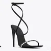 Ny stil Diamantsandaler Designer högklackade skor för kvinnor Kristalldekoration Satinspänne Lyxkedja Ankelrem 10,5 cm spetsig Fest Middagsklänning Skor