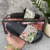 Klassiska sandaler designer tofflor slide flip tofflor causal tofflor blommig brokad utrustning botten rand strand män och kvinnor super