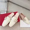 2023 Moda clásica Cuero Dedos cuadrados Hebilla de cristal Mules Zapatillas Sandalia Plana para mujer Sandalias de diseño de lujo Zapatos de vacaciones Mocasines 35-40 Con caja