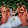 Robes de demoiselle d'honneur sirène corail une épaule satin balayage train plage plus la taille robes d'invité de mariage sur mesure tenue de soirée formelle