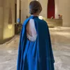 Blau gerade knielange Abschlussballkleider mit Cape Sleeve Rückenfreies kurzes Schwanzparty -Kleid Satin Falten Frauen Kleid für besondere OCNs 326