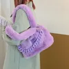 Sacs de soirée Toptrends moelleux fausse fourrure épaule douce pour les femmes hiver 2023 mode coréenne en peluche Kawaii grandes dames sacs à main couleur bonbon