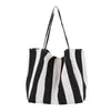 Kvällspåsar 2023 Stripe Women's Bag stor kapacitet Kvinnlig duk Tote Trendy Leisure Dams Axel Travel Shopping Handväska