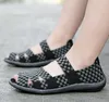 Sandaler Kvinna Summer Woven Lightweight Open Toe Casual Women Flat Shoes Kvinna Vintage Anti-Slip Beach Ladies Flats