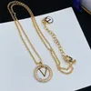 Full Diamond Golden Necklace Crystal Round Circle Letter örhängen Kvinnor Designer Rhinestone Pendants Ear Hoops Smyckesuppsättningar