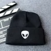 Gorro de punto de lana con bordado de calavera alienígena estilo boina para hombres y mujeres, gorros de punto cálidos con borde rizado para otoño e invierno