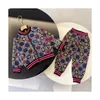 Conjunto de bebé Trajes Conjuntos para niños Ropa de diseñador Bolsillo con cremallera Manga larga con letras 2 piezas Sudaderas de lujo Pantalones deportivos Kid3576423