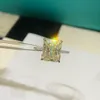 Designer di anelli Anelli con diamanti a fila di diamanti quadrati a quattro artigli da 5 carati Anello con diamanti in argento sterling 925