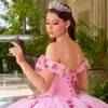 2023 Quinceanera Balo Eşlik Elbiseleri Romantik Pembe Tül Omuz Kapalı 3D Çiçek Çiçekleri Zemin Uzunluğu Artı Boyut Korse Geri Balo Kısa Kollu