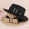 Breda brimhattar 2023 Letter M Beach Sun Hat Bow Tie Summer Rhinestone Kvinnlig platt topp Big Straw Cap Ladies Sunhat Women Protection