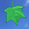 연도 야외 재미있는 스포츠 파워 파일 메이플 잎 붉은 녹색 연 핸들과 라인 좋은 비행 0110