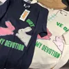 女性用セーターデザイナー23SS早春に新しいかわいいウサギレタープリントプルオーバーラウンドネックTシャツ男性と女性3vvy