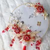 Bröllopsblommor HIMSTORY BLÅ CRYSTAL PEADS BRIDE FAN KINES STYLE BOUKET PEADING PEARL BRIDAL FANS GIRLS HANDEN HÅLLARE