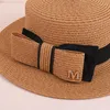 Breda brimhattar 2023 Letter M Beach Sun Hat Bow Tie Summer Rhinestone Kvinnlig platt topp Big Straw Cap Ladies Sunhat Women Protection