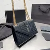 KATE-TASCHE MIT KETTE UND QUASTEN AUS STRUKTURIERTEM LEDER, Umhängetaschen, Messenger-Muster, zeitlose klassische Handtasche, Kartenhalter, Gürteltasche, durchsichtige Handtaschen, Geldbörse