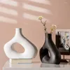 Vaser keramisk vas ihålig abstrakt geometrisk blomma svartvitt hantverk ornament hem dekoration tillbehör