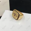 Anillos de amor de moda Anillo de oro de lujo Diseñador de la marca Patrón de joyería para hombres Clásico V Carta Bucle ajustable Mujeres Pareja Regalo con caja Nuevo