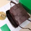 Högkvalitativ axelväska Fashion Woven Leather Midjeväskor Lyxiga designer medelstora väskor Kvinnor Cross Body Purses2510