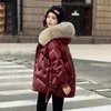 Casacos de trincheira feminina Casaco de pêlo de pele grande mulher 2023 Winter Fashion Wine Red de algodão de pato branco de comprimento branco acolchoado parkas feminino