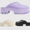 2023 Yeni Kadınlar Erkek Ayakkabı Sandalet Delikli Logo Slip-On Platform Kauçuk Katırlar Sandalar Lüks Platform kenarları Moda açık plaj terlik Ayakkabı