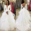 2023 Robes de mariée en tulle à plusieurs niveaux A-ligne robes de mariée blanches manches longues jupe col en V profond perles dos robes de mariée en tulle vestidos de noiva