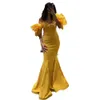 2023 Vestidos de noche de sirena con plumas amarillas Use cuentas de cristal fuera del hombro Vestido de fiesta con forma de corazón para ocasiones formales Vestidos de satén con flores hechas a mano