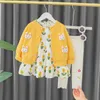 Kledingsets 1 2 3 4 jaar Girls Autumn Boutique Set Bloemprintjurk gebreide jas met parelknoppen Kids schattige hoge quilaty outfits