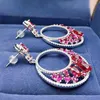 Boucles d'oreilles à tige en diamant à haute teneur en carbone incrustées de 6 9 fleurs de luxe européennes et américaines rouge sang de pigeon S925