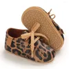 Primeiros Walkers Sapatos de bebê Couro de borracha meninos meninos meninas mocassins A pré -caminhão da criança Sapato esportivo Born Leopard Walker Born Shoe