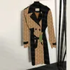 Carta Imprimir Trench Coat Suede Fabric Coats Longo Mulheres Jaqueta de jaqueta à prova de vento Designer de moda de moda de moda