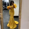 2023 Vestidos de noche de sirena con plumas amarillas Use cuentas de cristal fuera del hombro Vestido de fiesta con forma de corazón para ocasiones formales Vestidos de satén con flores hechas a mano