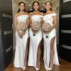 2023 Witte zeemeermin bruidsmeisje jurken een schouderbanden Hoge split -vloerlengte Satijn Ruches Mouwloze satijn Custom gemaakt plus size Maid of Honor -jurken