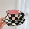 Tazze Piattini Scacchiera dipinta a mano Tazza da caffè in ceramica Home Office Tazza con piattino Colazione Latte Succo Tè Manico Regalo Adatto al microonde