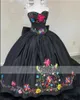 2023 Modest mexikansk broderade aftonklänningar formellt specialtillfälle älskling satinkorsett tillbaka båge quinceanera klänning söt 1238m