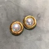 Boucles d'oreilles à tige Les perles d'eau douce naturelles sont très brillantes et brillantes. Affranchissement plaqué or 18 carats de créateur rétro fait à la main