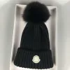 Lyxdesigner vinter stickad mössa ullhatt kvinnor chunky stickad tjock varm faux päls pom mössor hattar kvinnliga motorhuven beanie mössor 11 färger