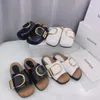 Khaite Downing Pantoletten aus goldfarbenem Leder mit Schnallen Luxuriöse Slip-On-Clogs Strandschuhe Abgerundete, geschlossene Zehen, lässige Flats für Damen Luxuriöse Designer-Fabrikschuhe